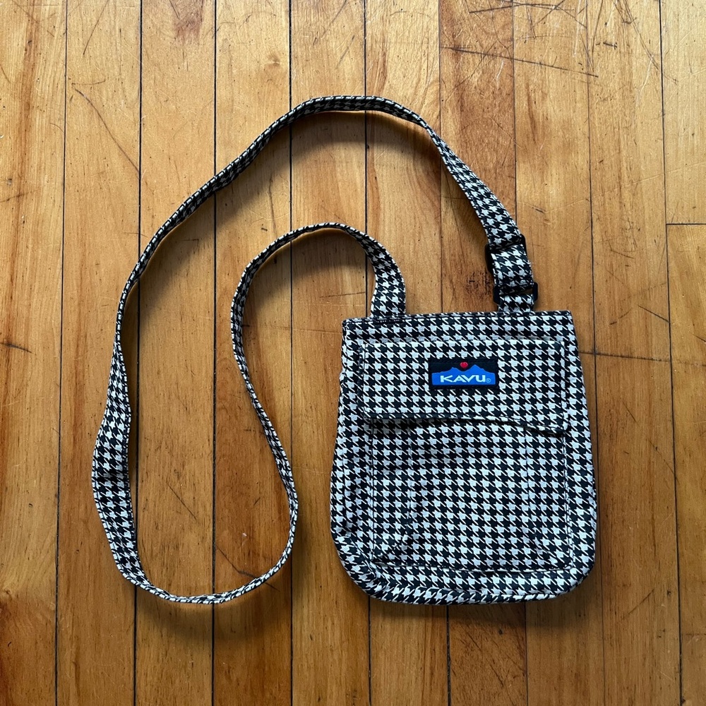 Kavu Keeper Small‎ Crossbody Bag Black & White Herringbone Pattern
